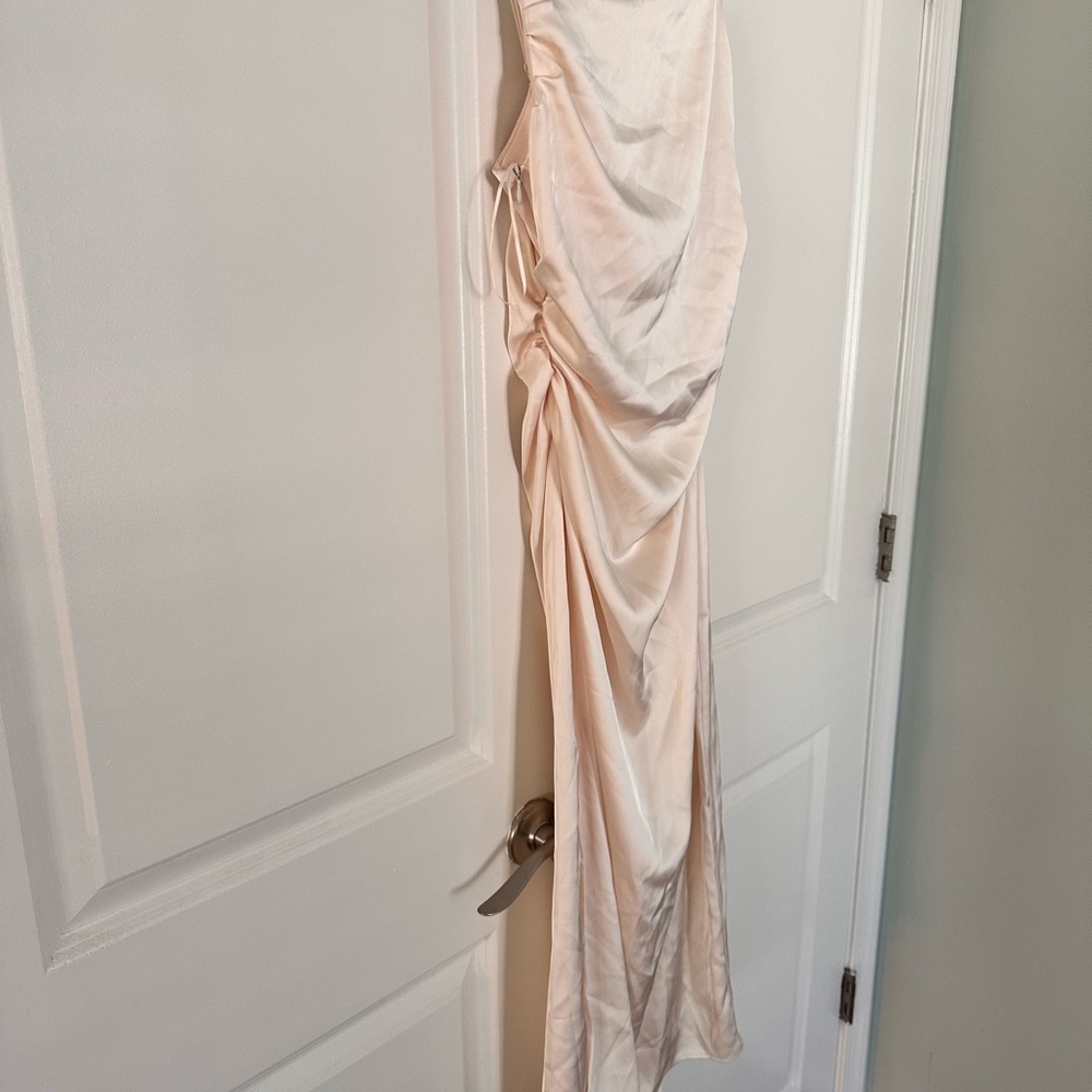 Elegant White Sleeveless Dress - Picture 5 of 7